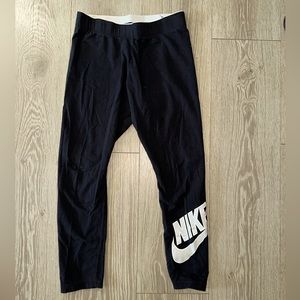 Nike Women’s Cropped Legging Size Small